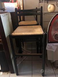 2 sgabelli in legno impagliati