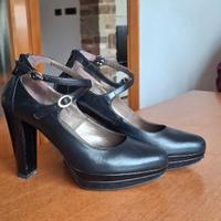 Scarpe in pelle nere col tacco