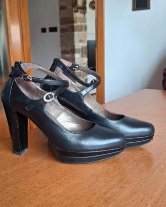 Scarpe in pelle nere col tacco