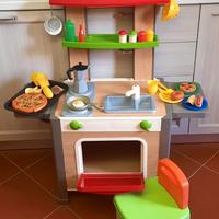 Cucina da bambini con seggiola e accessori