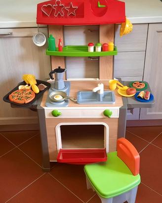 Cucina da bambini con seggiola e accessori