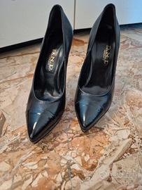 décolleté neri in vero cuoio e pelle verniciata