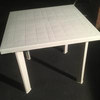 Tavolino in plastica