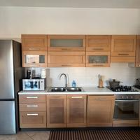 Cucina stosa completa di elettrodomestici