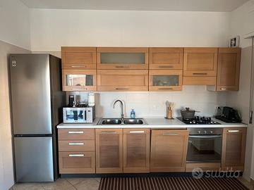 Cucina stosa completa di elettrodomestici