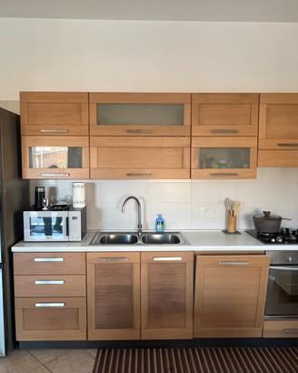 Cucina stosa completa di elettrodomestici