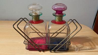 un'oliera/acetiera vintage con portabottiglie in m