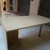 Scrivania moderna con cassettiera