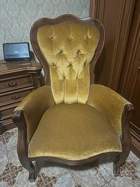 Poltrona vintage in velluto oro stile classico