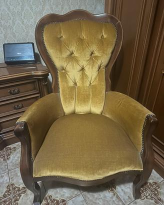 Poltrona vintage in velluto oro stile classico