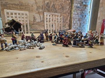 Presepe completo e diversi addobbi natalizi