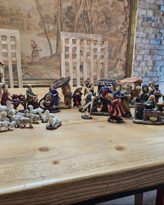 Presepe completo e diversi addobbi natalizi