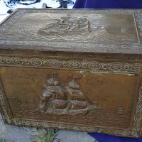 Scatola Anni '30 ricoperta in metallo sbalzato