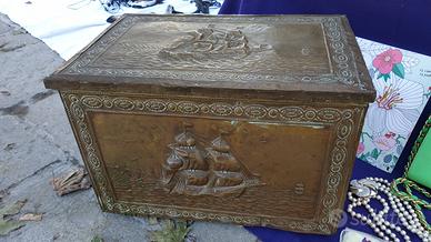 Scatola Anni '30 ricoperta in metallo sbalzato