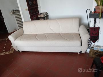 divano letto 3 sedute colore chiaro 