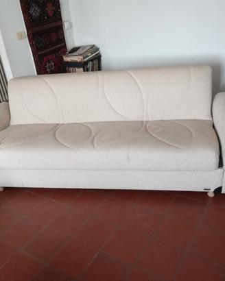 divano letto 3 sedute colore chiaro 