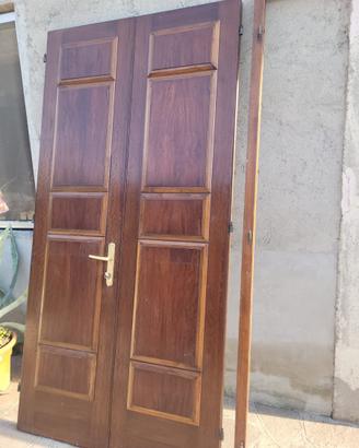porta in legno massiccio con telaio