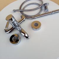 Miscelatore per vasca da bagno con doccino