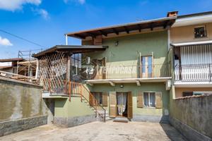 VEROLENGO CASA CON CORTILE. BOX AUTO DOPPIO.