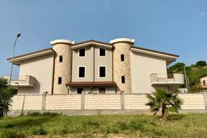 Villa con due unità abitative indipendenti