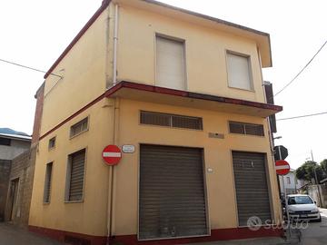 Gonnosfanadiga- Loc. commerciale e appartamento
