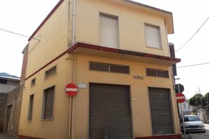 Gonnosfanadiga- Loc. commerciale e appartamento