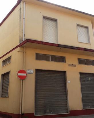 Gonnosfanadiga- Loc. commerciale e appartamento