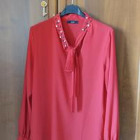 casacca rossa con dettagli 