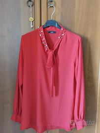 casacca rossa con dettagli 