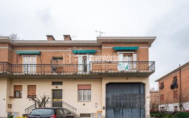 Porzione di casa con magazzino in centro a Casalgr