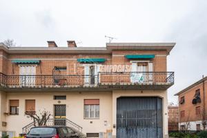 Porzione di casa con magazzino in centro a Casalgr