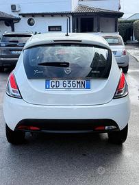 Lancia y pari a nuova