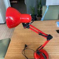 Lampada da scrivania con braccio oscillante