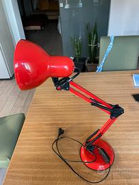 Lampada da scrivania con braccio oscillante