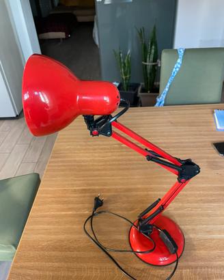 Lampada da scrivania con braccio oscillante