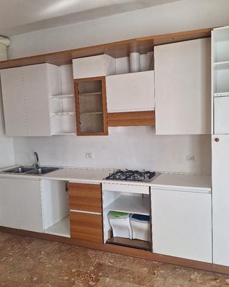  Cucina completa di elettrodomestici