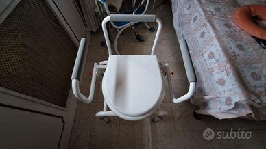 Sedia con water e braccioli