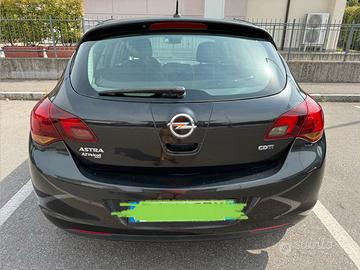 Opel Astra J 2011