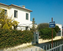 Casa singola con box e giardino