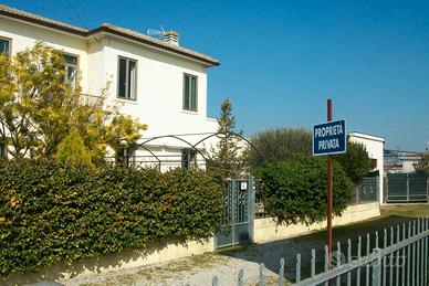 Casa singola con box e giardino