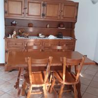 Mobile con tavolo e sedie