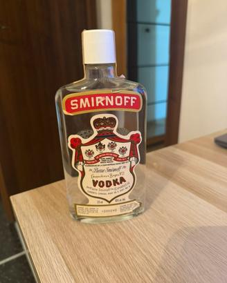 Bottiglia smirnoff vodka