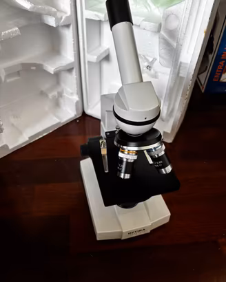 Microscopio biologioco professionale
