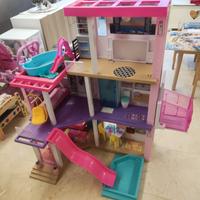 casa di Barbie con accessori 