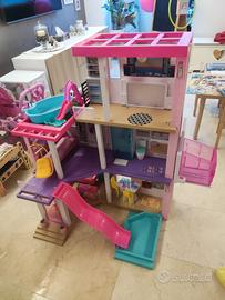 casa di Barbie con accessori 
