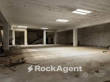 CAPANNONE CON MAGAZZINO