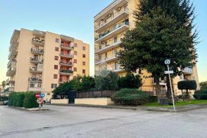 4 LOCALI A POZZUOLI
