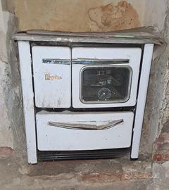 Stufa bianca a legna usata