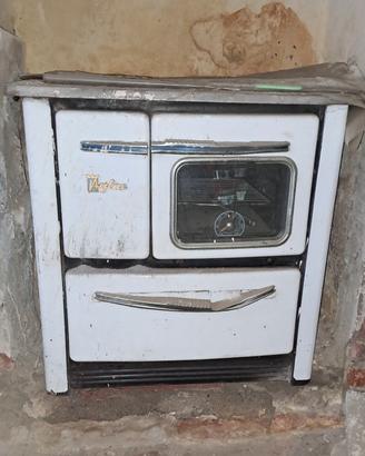 Stufa bianca a legna usata