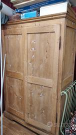 Armadio in legno massello antico